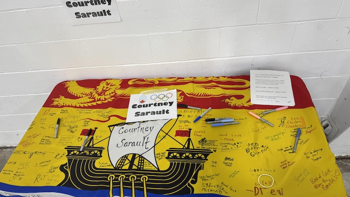 Drapeau du Nouveau-Brunswick, avec des messages dessus.