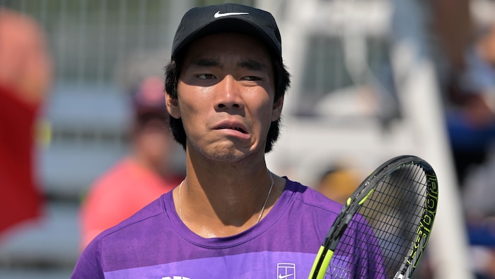 Un joueur de tennis fait la moue.