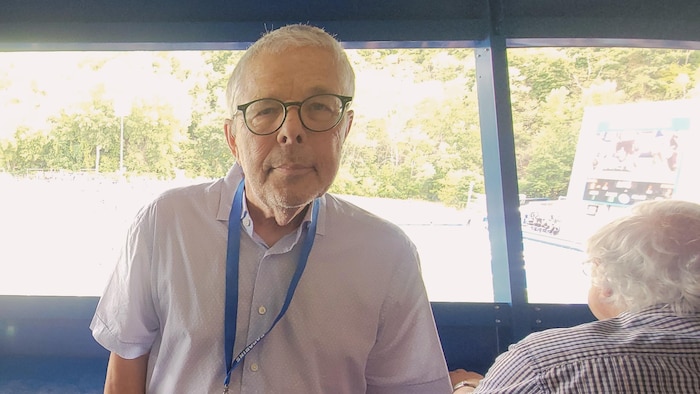 Un homme pose à la caméra.