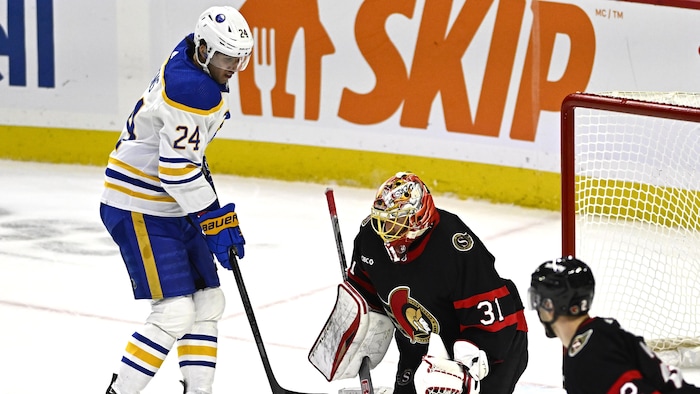 Le gardien des Sénateurs Anton Forsberg fait un arrêt devant Dylan Cozens.