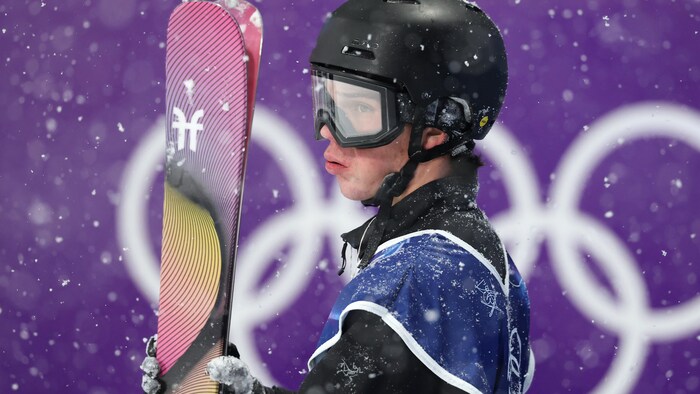 Le skieur fait la moue après avoir raté un saut en compétition.