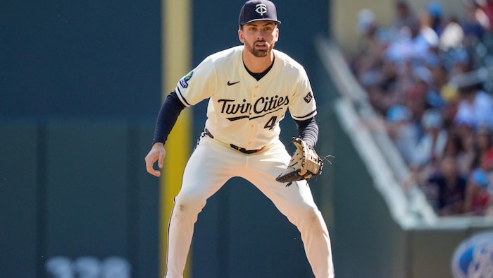 Le joueur de baseball protège l'avant-champ.