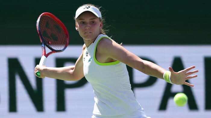 Une joueuse de tennis se prépare à frapper la balle.