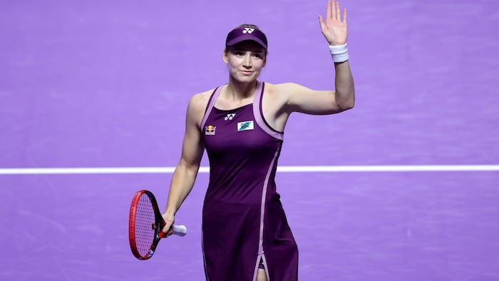 Elle salue le nationalist après sa victoire.