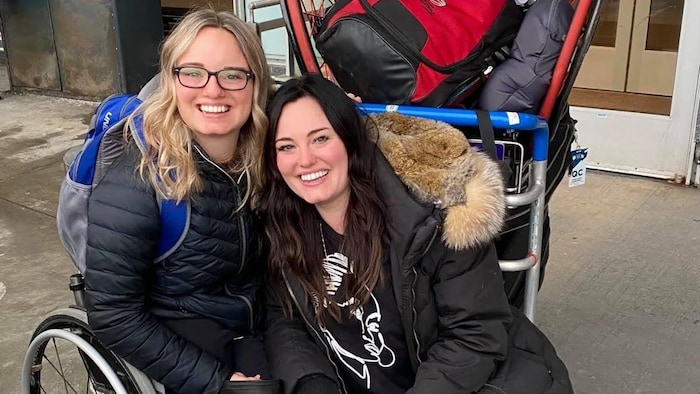Deux femmes posent à la caméra.