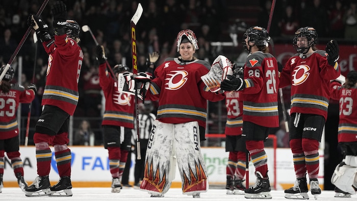 Emerance Maschmeyer et ses coéquipières remercient les partisans de la Charge d'Ottawa après une victoire.