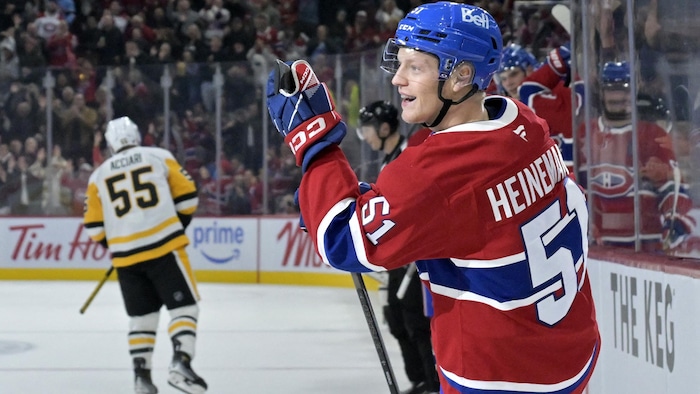 Il sourit après sa réussite.