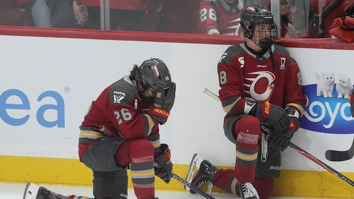 Emily Clark et Ronja Savolainen en pleurs après la défaite en finale.