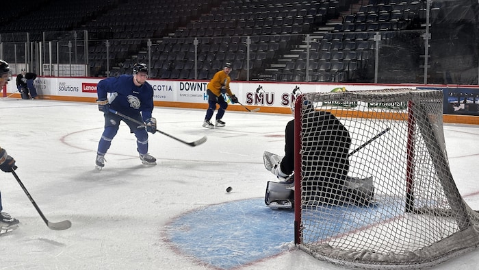 Joueurs de hockey sur la patinoire.