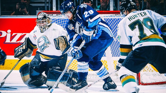 Eric Neilson, de l'Océanic de Rimouski, contre les Knights de London au tournoi de la Coupe Memorial, au printemps 2005