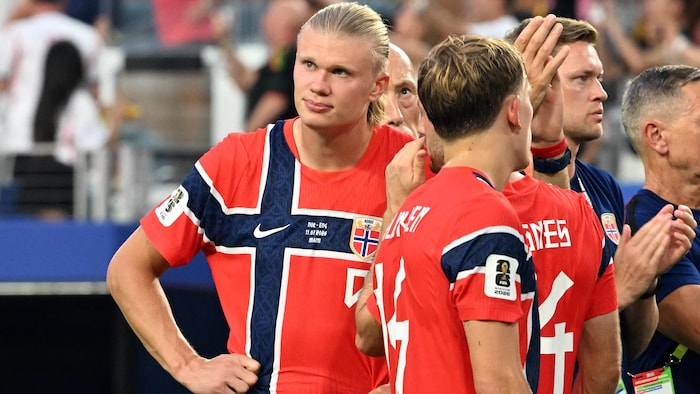 Un joueur de soccer jette un regard vers les estrades.