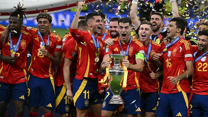 Des joueurs de soccer espagnols célèbrent la conquête de l'Euro.