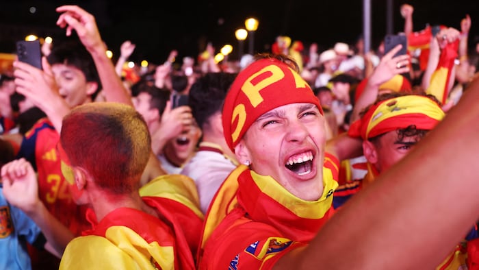 Des partisans aux couleurs de l'Espagne crient de joie. 