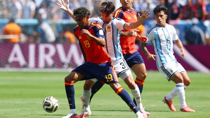 Des joueurs de soccer se disputent le ballon.