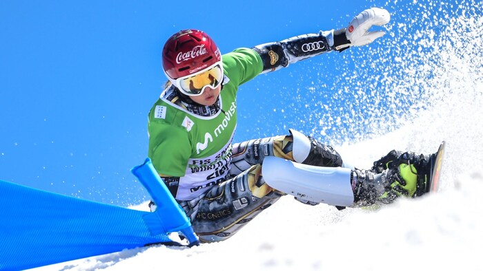 Ester Ledecka négocie un virage dans une people de surf des neiges.