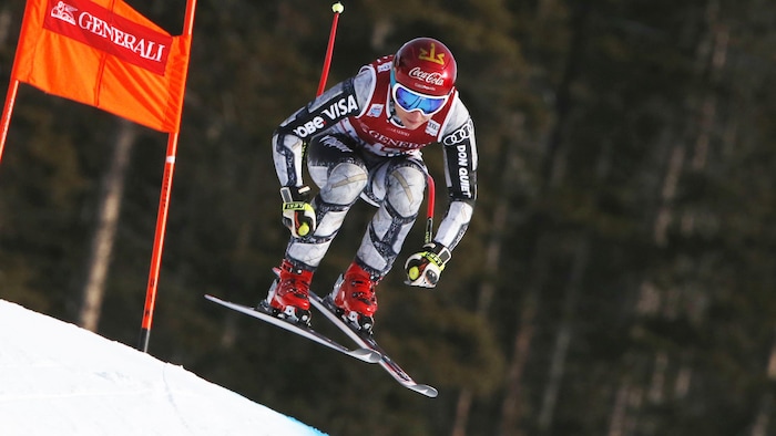 Ester Ledecka en plein saut dans une descente.