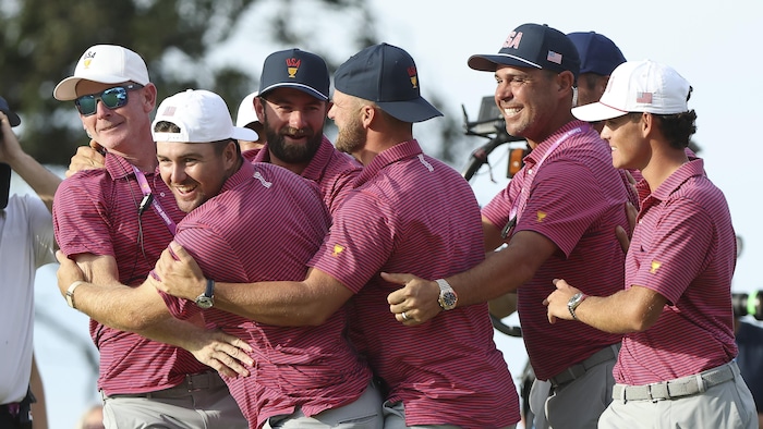 Des golfeurs célèbrent une victoire.