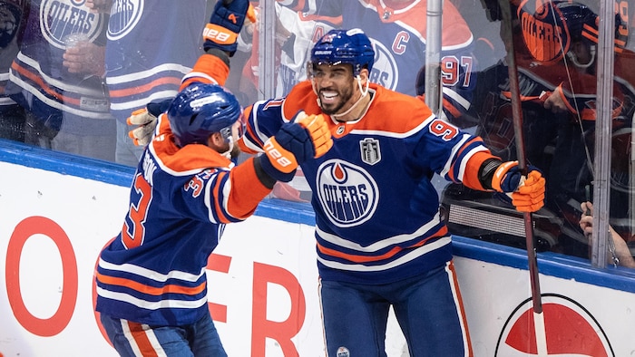 Viktor Arvidsson et Evander Kane célèbrent un but.