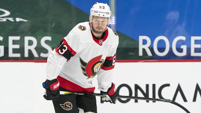 Evgenii Dadonov regarde vers la gauche lors d'un match des Sénateurs d'Ottawa.