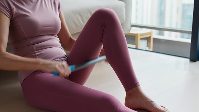 Elle a la jambe gauche replié.