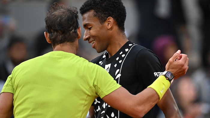 Rafael Nadal félicite Félix Auger-Aliassime, qui offre un sourire malgré la défaite. 