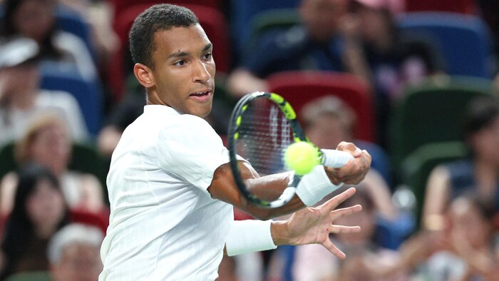 Il frappe une balle avec lad coup droit pendant le match.