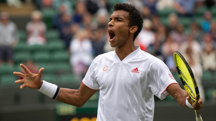 Un joueur de tennis célèbre un point gagné.