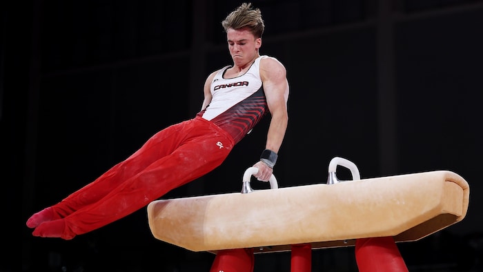 Un homme en exercice de gymnastique.