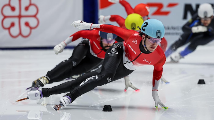 Des hommes patinent. 