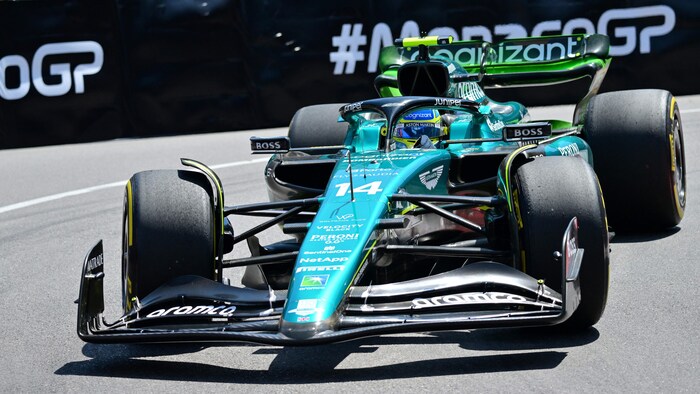 Un pilote négocie un virage à gauche très serré dans sa monoplace sur un circuit urbain.