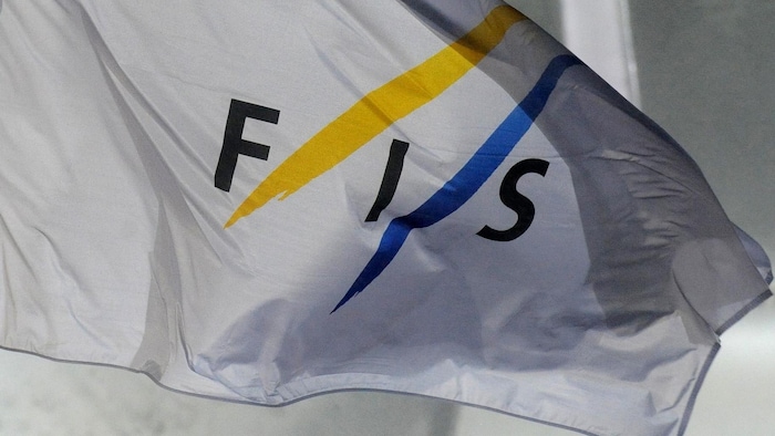 Un drapeau avec le logo de la FIS flotte.