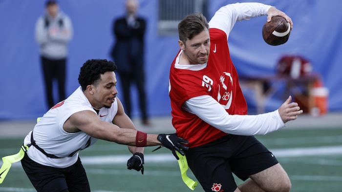 Deux joueurs de flag football en action.