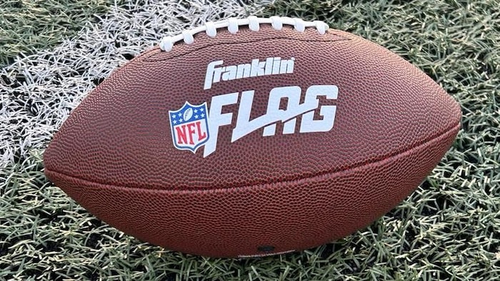 Un ballon de football affiche le logo de NFL Flag.
