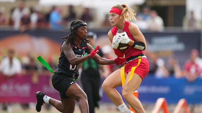 Deux joueuses de football drapeau.