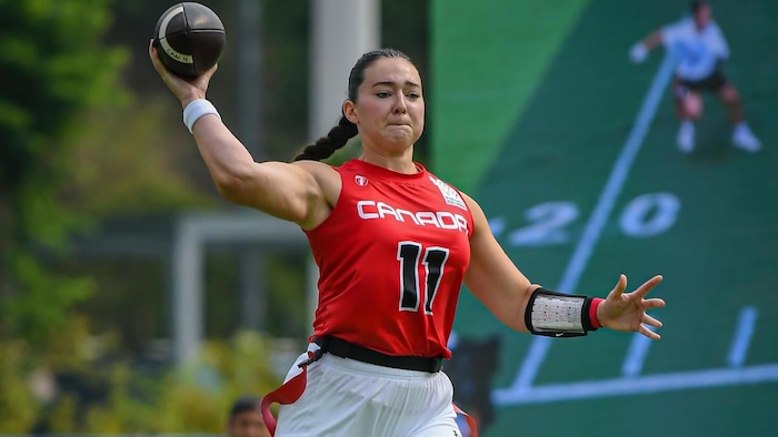 Une joueuse de flag football décoche une passe.