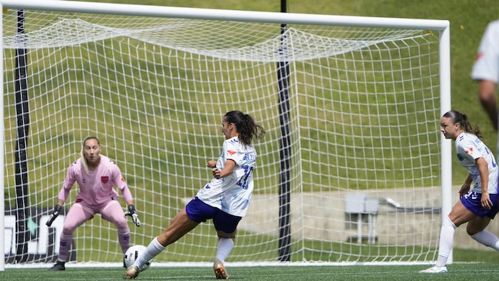 Une joueuse de shot    professionnelle tyre  au but pendant un match.