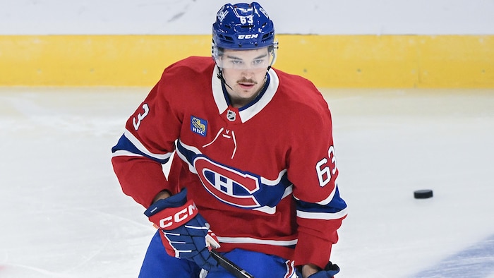 Un hockeyeur patine pendant une période de réchauffement.