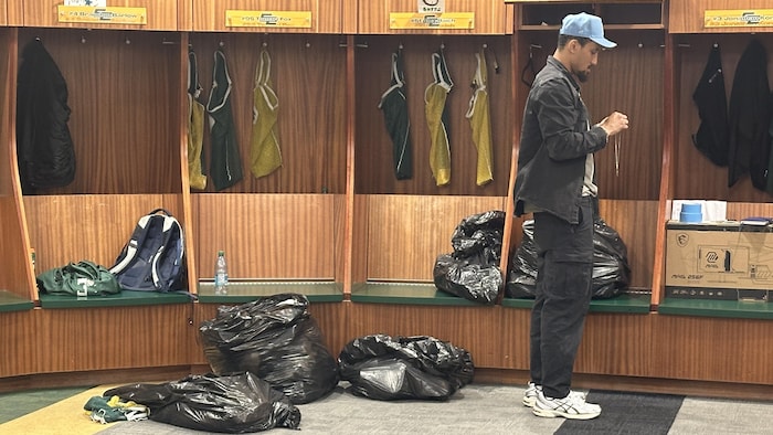 De nombreux sacs de poubelle dans le vestiaire des Elks.