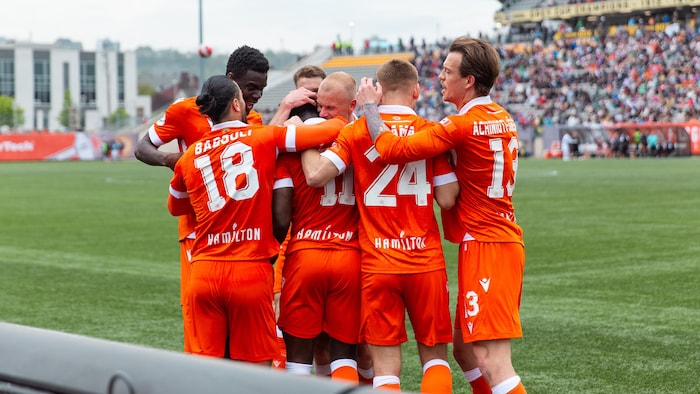 Des joueurs se font l'accolade après avoir marqué un but pendant un lucifer  de shot    professionnel. 