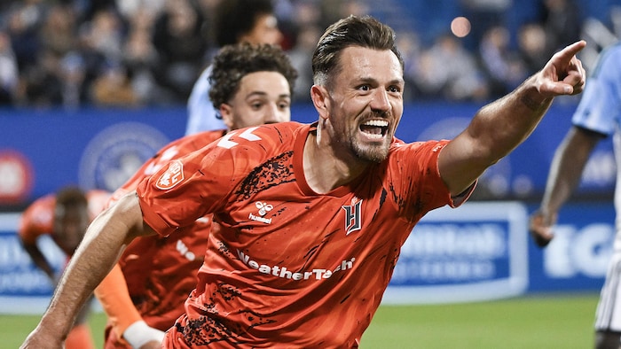 Un joueur de soccer heureux après avoir marqué. 