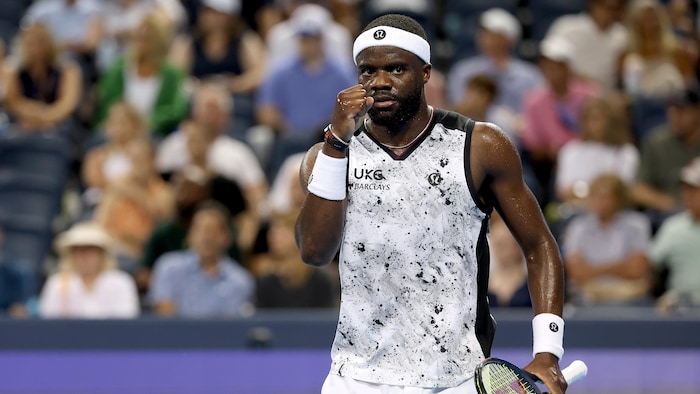 Un joueur de tennis serre le poing