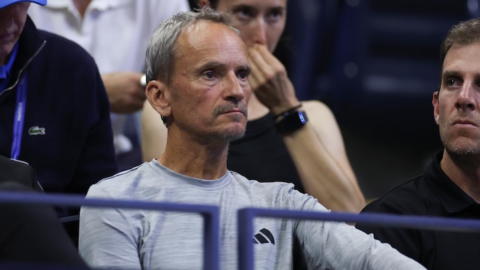 Un homme dans les gradins est attentif.