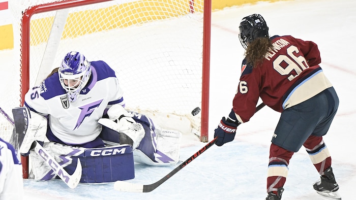 Natalie Mlynkova face à la gardienne du Frost, Maddie Rooney.