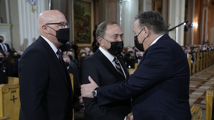 Ils se saluent à l'intérieur de la cathédrale.