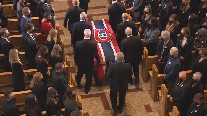 Un cercueil recouvert d'un drapeau du Canadien de Montréal.