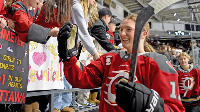 Gabbie Hughes donne la main à de jeunes partisanes de la Charge.