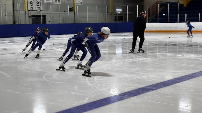 Patineurs se suivant sur la patinoire.