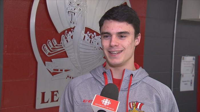 Entrée en scène de Gabriel Fortier avec le Drakkar | Radio-Canada