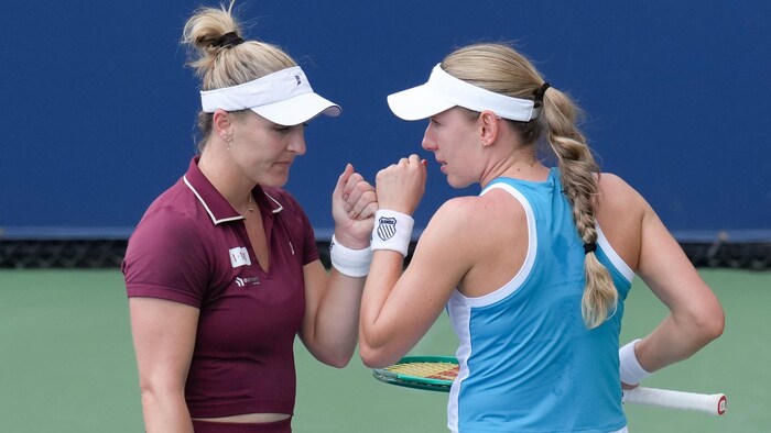 Deux joueuses de tennis s'encouragent.