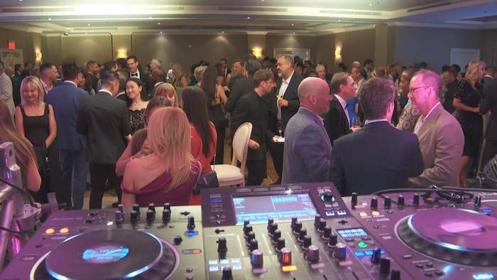 Les invités profitent du cocktail pour échanger.
